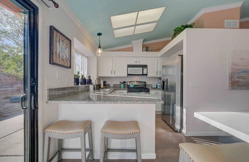 Paradise Valley House | Gorgeous Boho 3BR Home Private Spa! 8 min to Strip