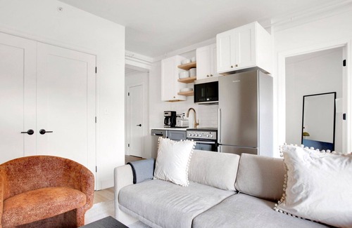 North Brookline Apartment | Gorgeous Brookline 1 BR w/Gym, near Shops, by Blueground