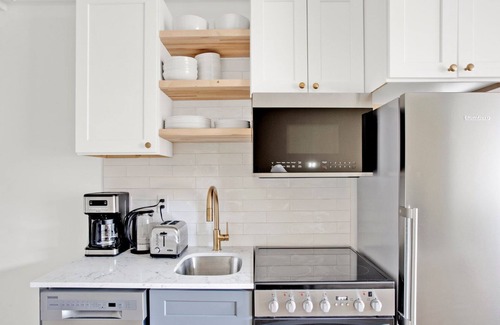 North Brookline Apartment | Gorgeous Brookline 1 BR w/Gym, near Shops, by Blueground