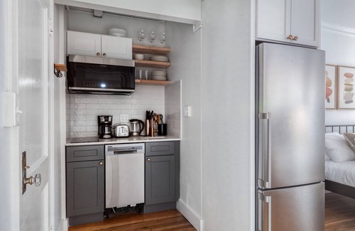 North Brookline Apartment | Gorgeous Brookline Studio w/Gym, steps to Green Line, by Blueground