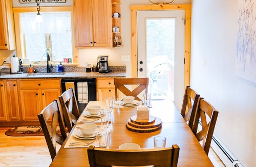 Bethel Cabin | GORGEOUS CABIN, 10 MINUTES FROM SUNDAY RIVER! CENTRAL AC! SAUNA+HOT TUB!