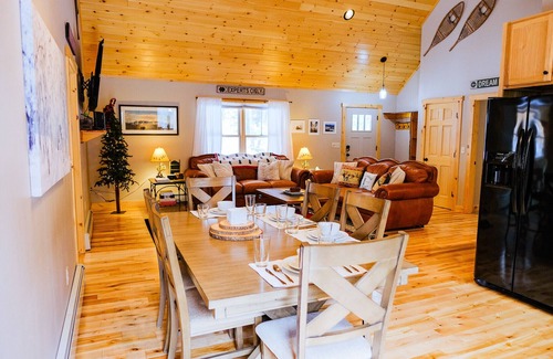 Bethel Cabin | GORGEOUS CABIN, 10 MINUTES FROM SUNDAY RIVER! CENTRAL AC! SAUNA+HOT TUB!