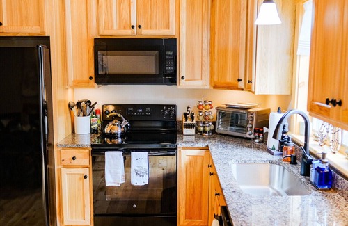 Bethel Cabin | GORGEOUS CABIN, 10 MINUTES FROM SUNDAY RIVER! CENTRAL AC! SAUNA+HOT TUB!