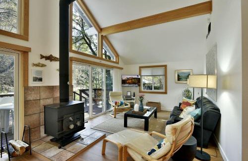 Dunsmuir House | Gorgeous Cabin Close to Lake in Dunsmuir, California
