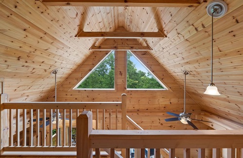 Swannanoa Cabin | Gorgeous CABIN! Huge Deck, Mountain Views,12 min to Dwtn AVL!