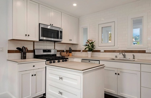 Upper East Condo | Gorgeous California Comfort - King Bed - Walk to Downtown and Parks!