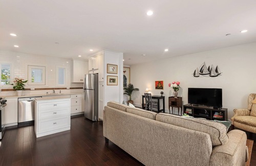 Upper East Condo | Gorgeous California Comfort - King Bed - Walk to Downtown and Parks!