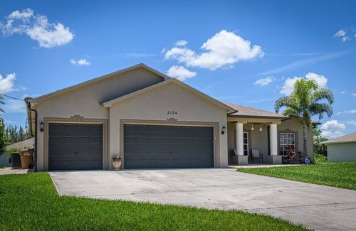 Jacarandas House | Gorgeous Cape Coral Home for a Family Getaway, w/amazing Pool & Waterfall Spa!