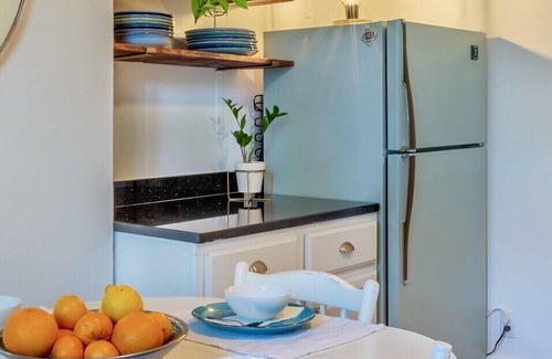 Annapolis Apartment | Gorgeous Carriage House close to USNA, walk to stadium, free parking, pets+kids