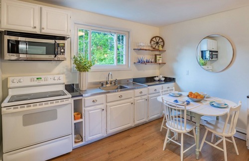 Annapolis Apartment | Gorgeous Carriage House close to USNA, walk to stadium, free parking, pets+kids