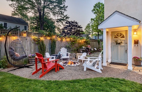 Annapolis Apartment | Gorgeous Carriage House close to USNA, walk to stadium, free parking, pets+kids