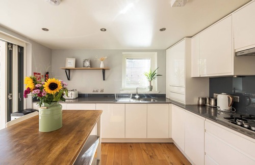 Gifford House | Gorgeous central 3 bed house - free parking & garden (15 min walk to Royal Mile)