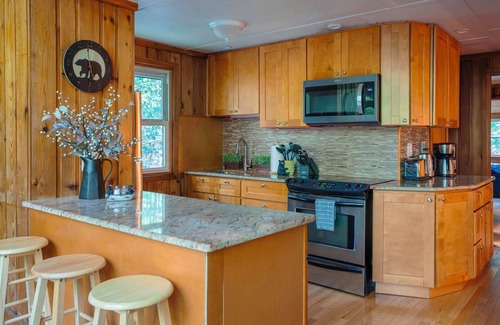 Locust Lake Village Ski Chalet | Gorgeous Chalet in the Poconos with Hot Tub, Fire Pit and BBQ!