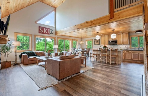Bethel House | Gorgeous Chalet| Slps12| Hottub| Air Hockey| A/C!