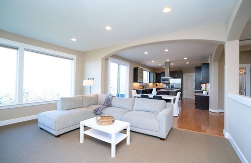 Northeast Tacoma House | Gorgeous City & Sunset View! W/Sauna