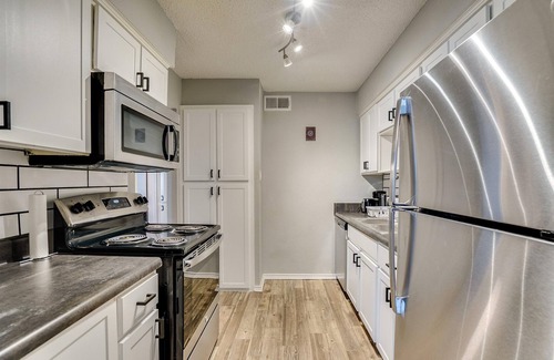 Central Arlington Apartment | Gorgeous & Clean | Parking | Pool near the AT&T Stadium