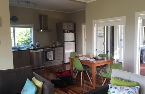 Orere Point House | Gorgeous Cliff Top Kiwi Bach facing the sea