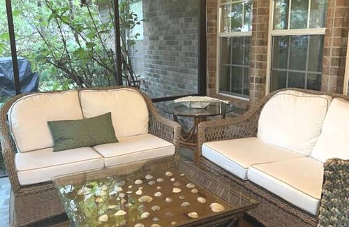 Gulf Breeze House | Gorgeous Coastal Cottage minutes to the beach!