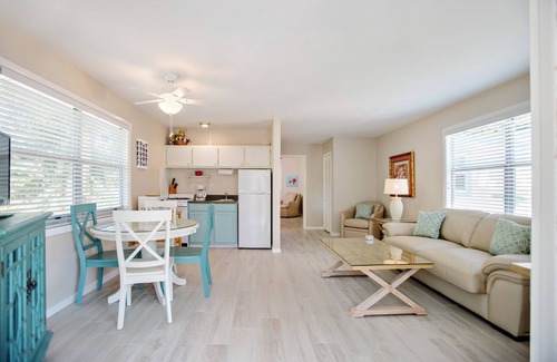 Gulf Ridge Cottage | Gorgeous Coastal Cottage "Ibis" Minutes to the beach and free bikes! JULY SAVINGS
