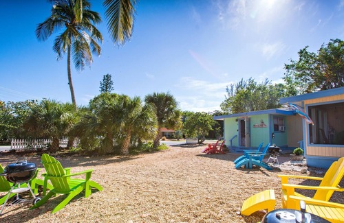 Gulf Ridge Cottage | Gorgeous Coastal Cottage "Ibis" Minutes to the beach and free bikes! JULY SAVINGS