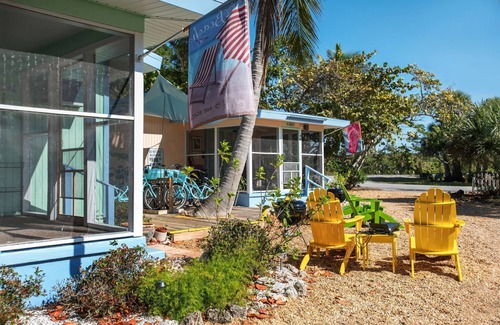 Gulf Ridge Cottage | Gorgeous Coastal Cottage "Ibis" Minutes to the beach and free bikes! JULY SAVINGS