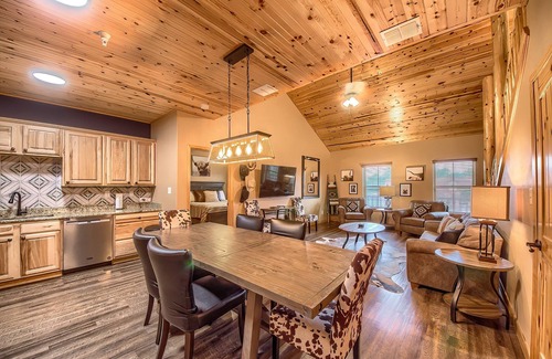 Gruene Condo | Gorgeous Condo Historic Gruene with pool! Dog friendly!