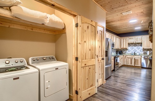 Gruene Condo | Gorgeous Condo Historic Gruene with pool! Dog friendly!