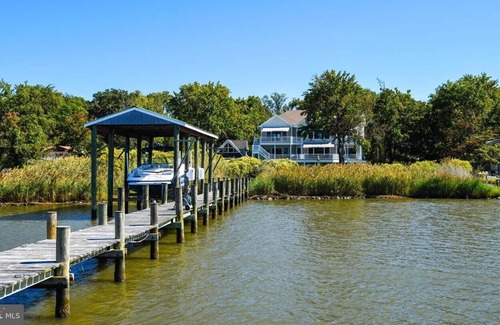 Arundel on the Bay House | Gorgeous contemporary waterfront in historic community