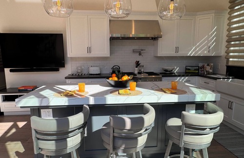 St. Helena House | Gorgeous contemporary Napa Valley country home with all new furnishings!