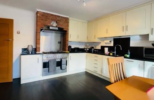Ashford House | Gorgeous Cosy home 2 Miles from Heathrow Airport