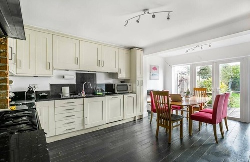 Ashford House | Gorgeous Cosy home 2 Miles from Heathrow Airport