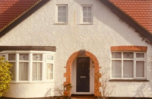 Ashford House | Gorgeous Cosy home 2 Miles from Heathrow Airport