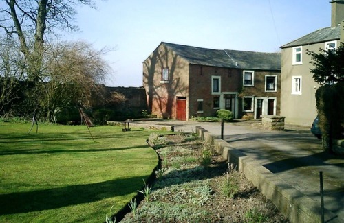 Parsonby Cottage | Gorgeous, cosy upside down cottage with garden space - Grooms Cottage