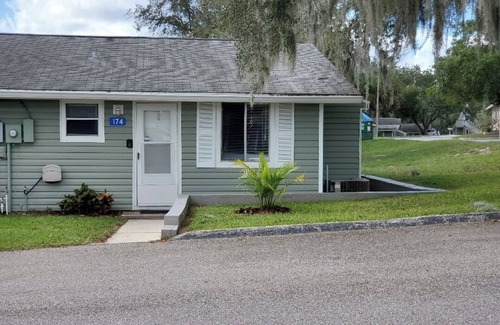 Clermont Cottage | Gorgeous Cottage near Lake Louisa & mins 2 Disney.