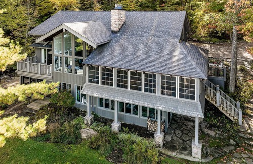 Minett Cottage | Gorgeous Cottage on Lake Rosseau! Huge Boathouse Deck + 300ft of Frontage!