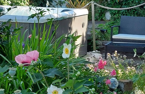 Littlehempston Cottage | Gorgeous Cottage sleeps 10 + cot. Pet friendly, Luxury Hot Tub & Parking