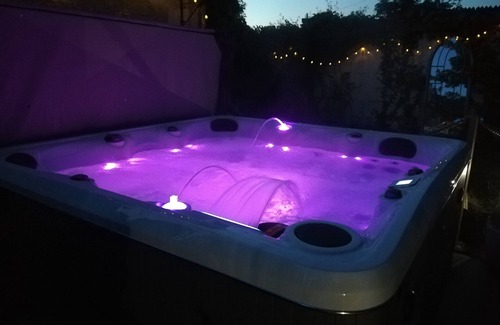 Littlehempston Cottage | Gorgeous Cottage sleeps 10 + cot. Pet friendly, Luxury Hot Tub & Parking
