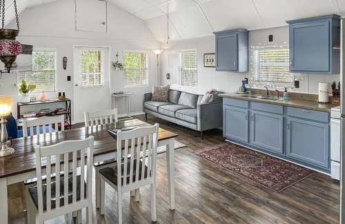 Canyon Lake Cabin | Gorgeous Cozy Cabin in Canyon Lake! Only 5 minutes from the lake and river!