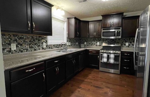Clarksville House | Gorgeous Cozy Residential Home -n9 min walk to park