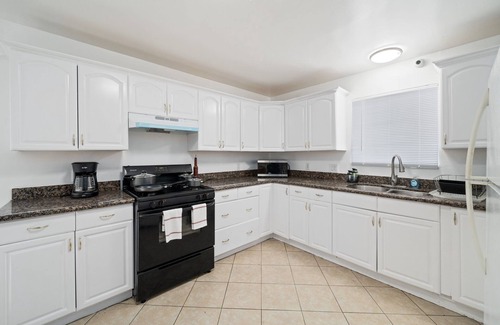 Eastside House | Gorgeous craftsman front House 2 miles from the beach.