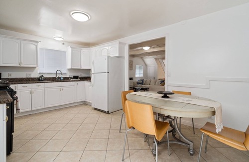 Eastside House | Gorgeous craftsman front House 2 miles from the beach.