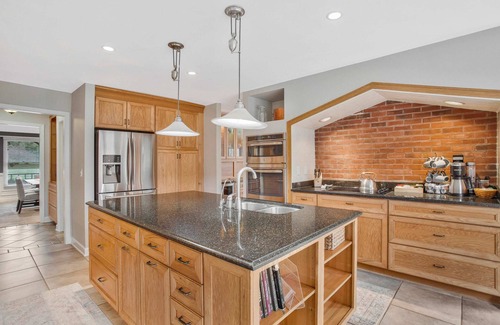 Queenstown House | Gorgeous Creek Side Ranch-Style Estate With Dock