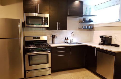 Deep Cove Apartment | Gorgeous Deep Cove! Kayak, ski, bike, bring your dog! Explore the North Shore.