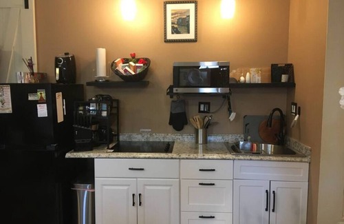 Palm Desert Apartment | Gorgeous desert setting for comfy 1 BR walkable to famous El Paseo & hiking.