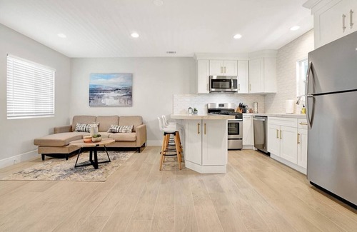 Fullerton House | Gorgeous Designer Remodeled Home 5mi to Disney