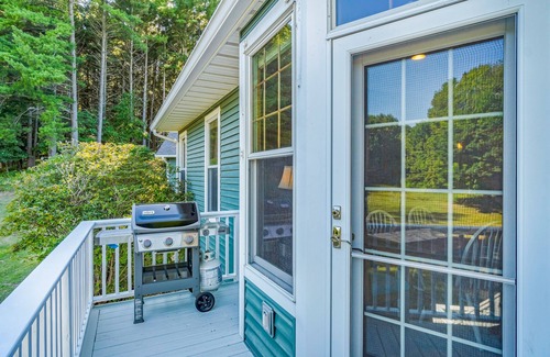 Arcadia House | Gorgeous, dog-friendly home near the lake with fireplace, grill & washer/dryer