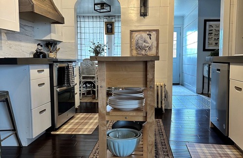 Montrose House | Gorgeous downtown beauty! 2min walk to local restaurant's/Main Street Montrose