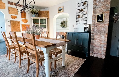 Montrose House | Gorgeous downtown beauty! 2min walk to local restaurant's/Main Street Montrose