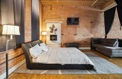 Detroit Apartment | Gorgeous Downtown Detroit Loft - Fully Equipped