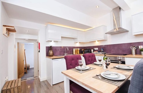 Kegworth Apartment | Gorgeous Duplex: Gym Access, SkyLink to Airport